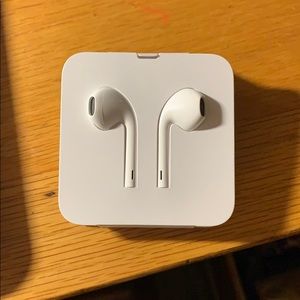 Apple Earpods with lightning connector